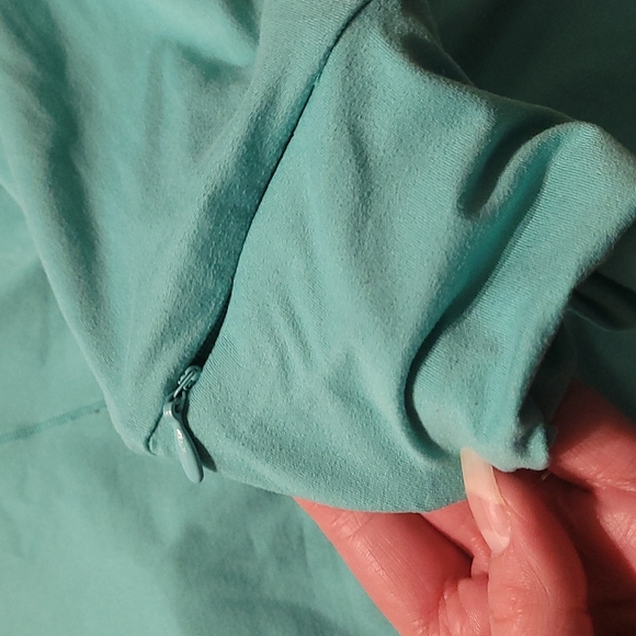 EUC FABLETICS ACTIVEWEAR TOP W/ POCKETS AND HOOD SZ SMALL - Picture 4 of 9